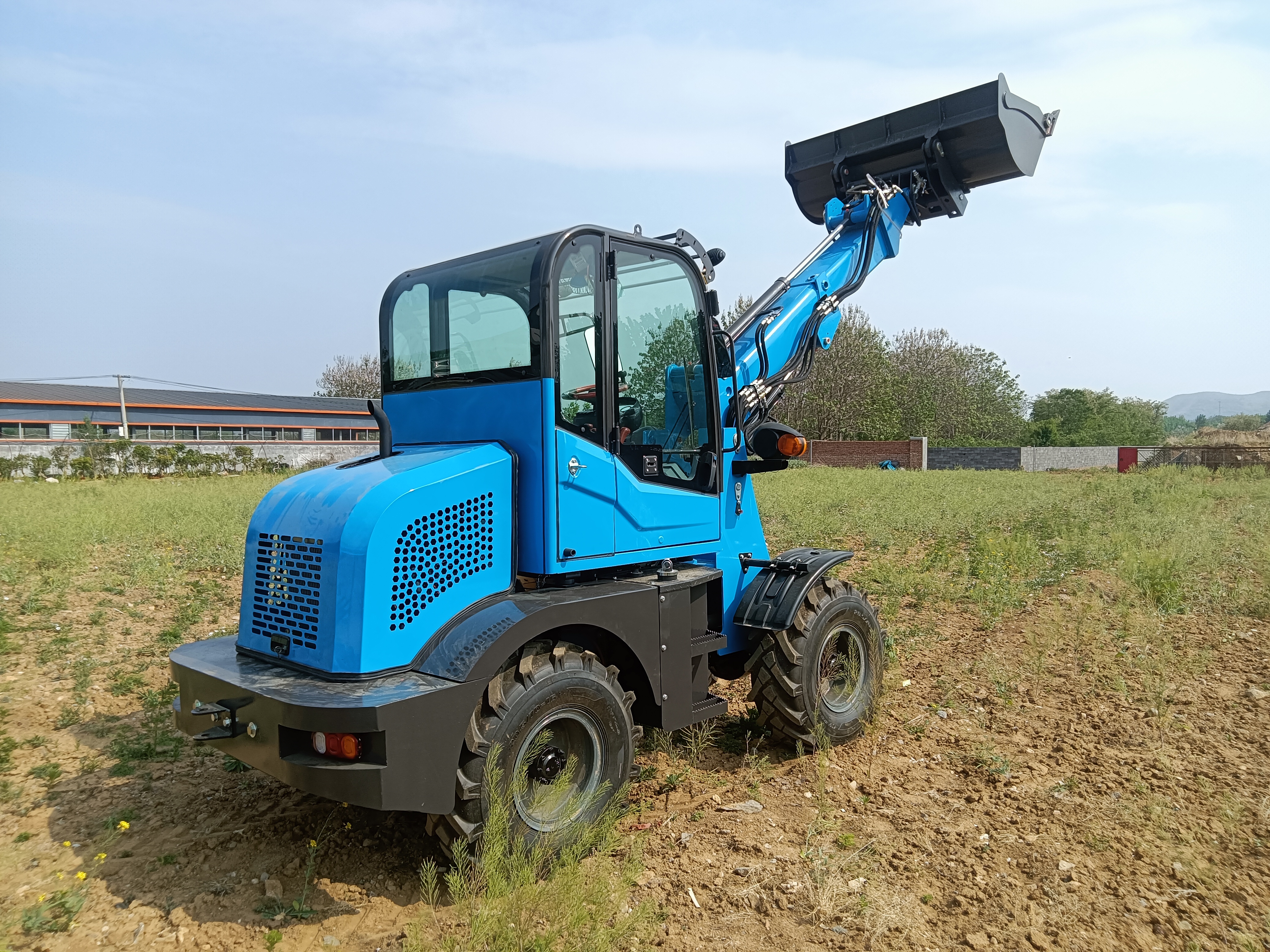 Колесный погрузчик с телескопической стрелой QTM908T