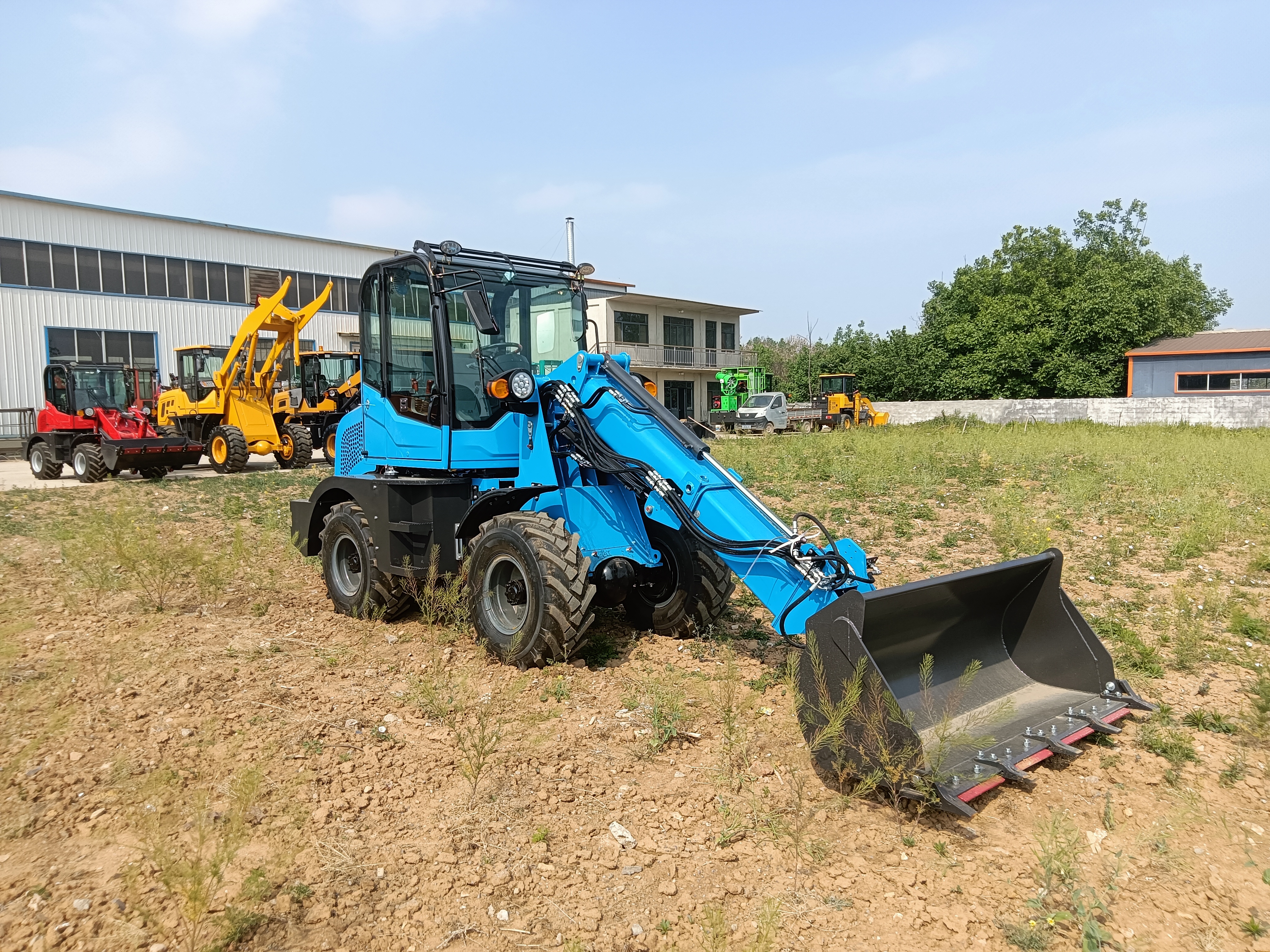 Колесный погрузчик с телескопической стрелой QTM908T