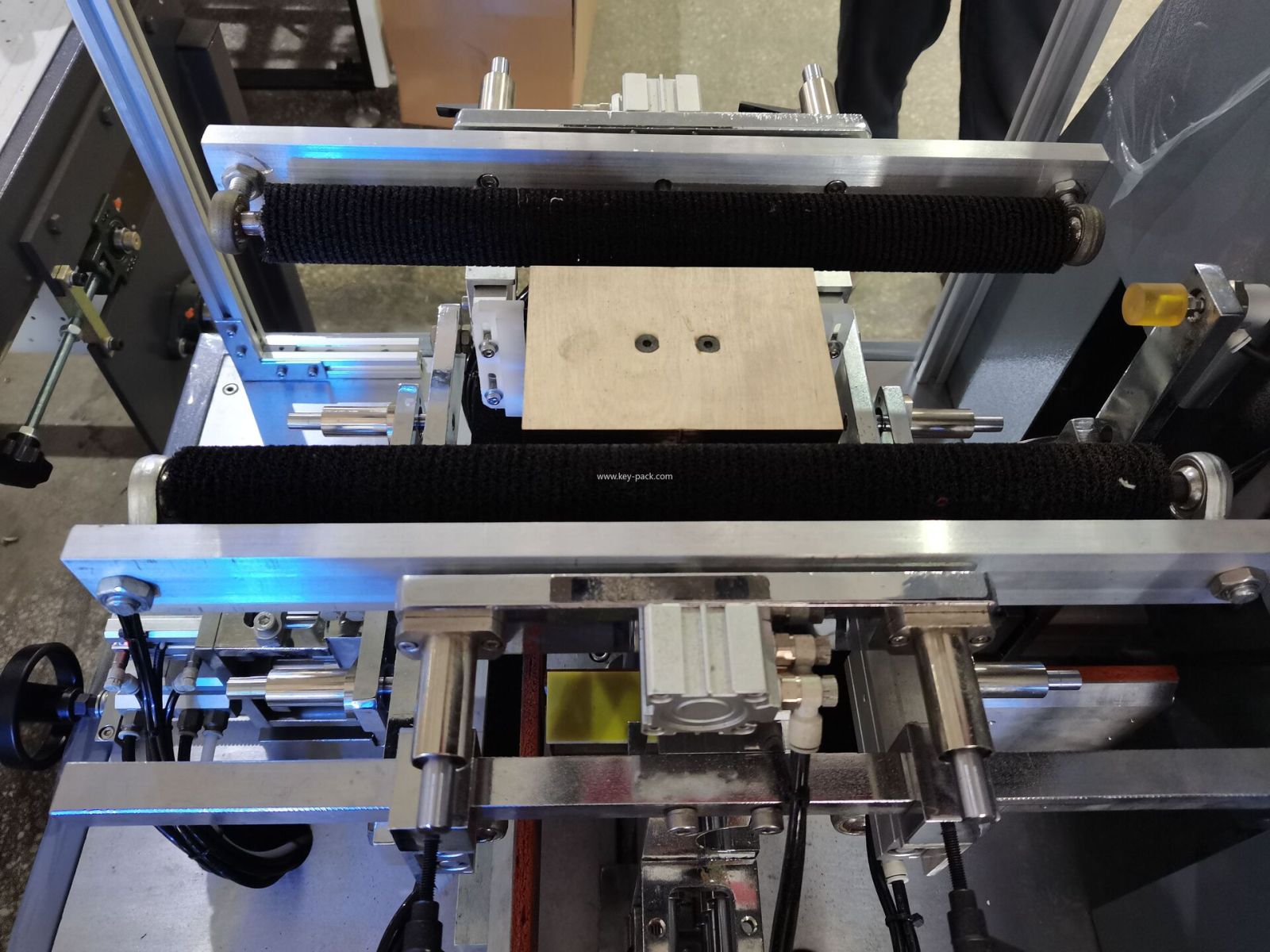 Máquina envasadora formadora de cajas de regalo