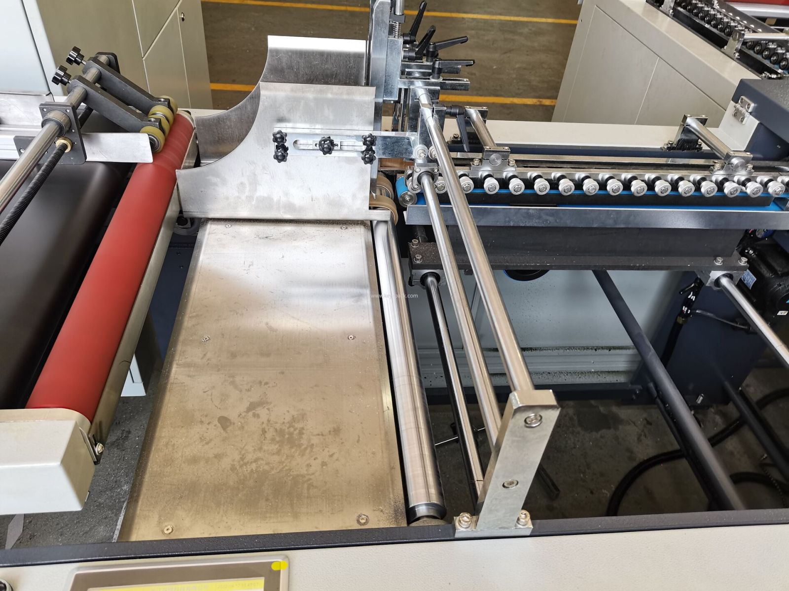 Máquina cortadora de esquinas de una sola dirección