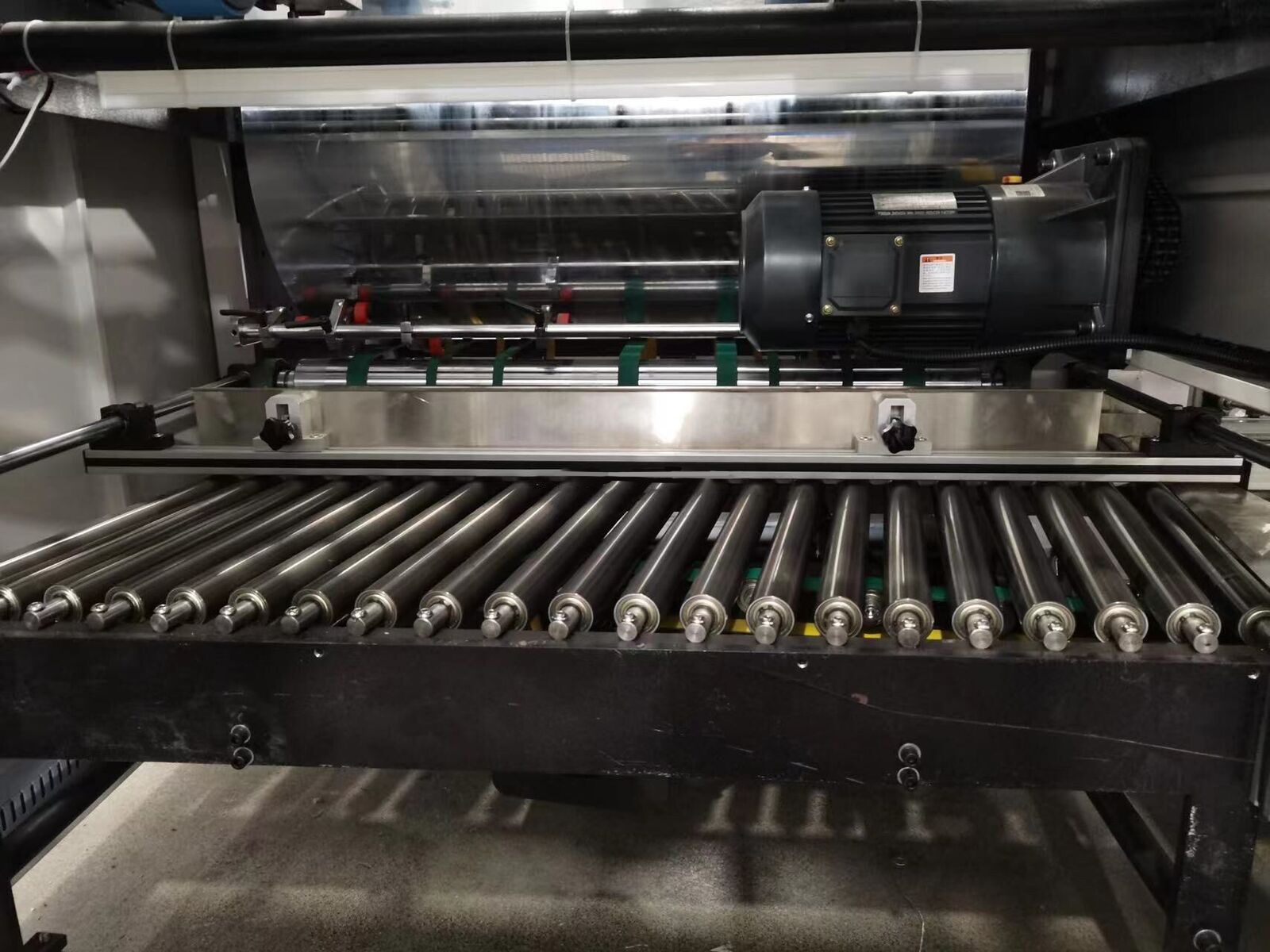 Máquina ranuradora en V automática de cartón doble 