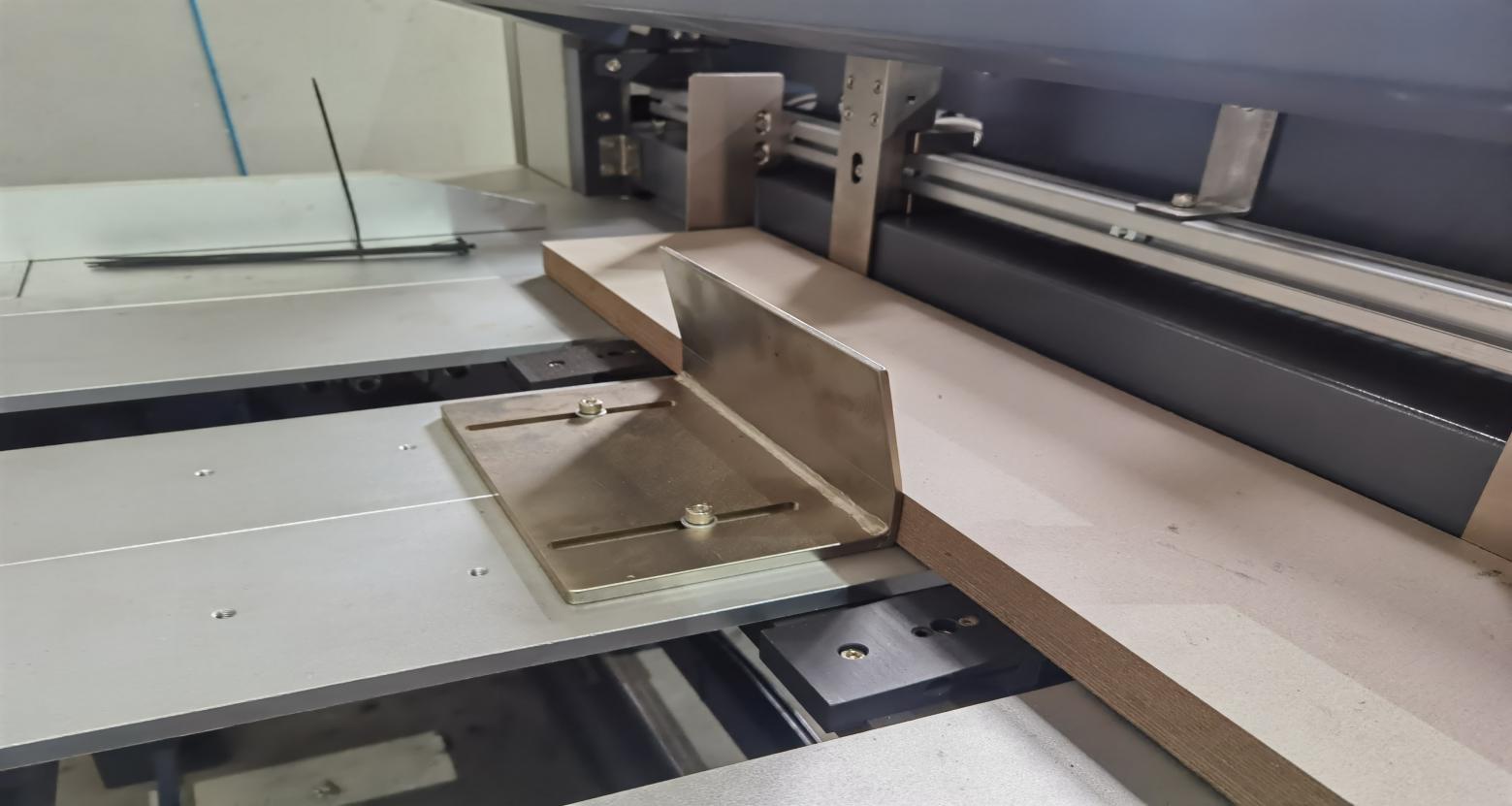 Máquina cortadora de cartón 