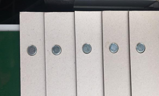 Machine d'insertion automatique d'aimants