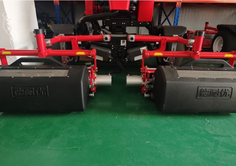 Electric triple reel mower