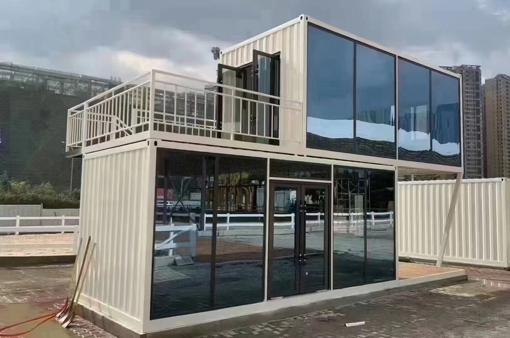 The difference between flat pack container houses and container houses