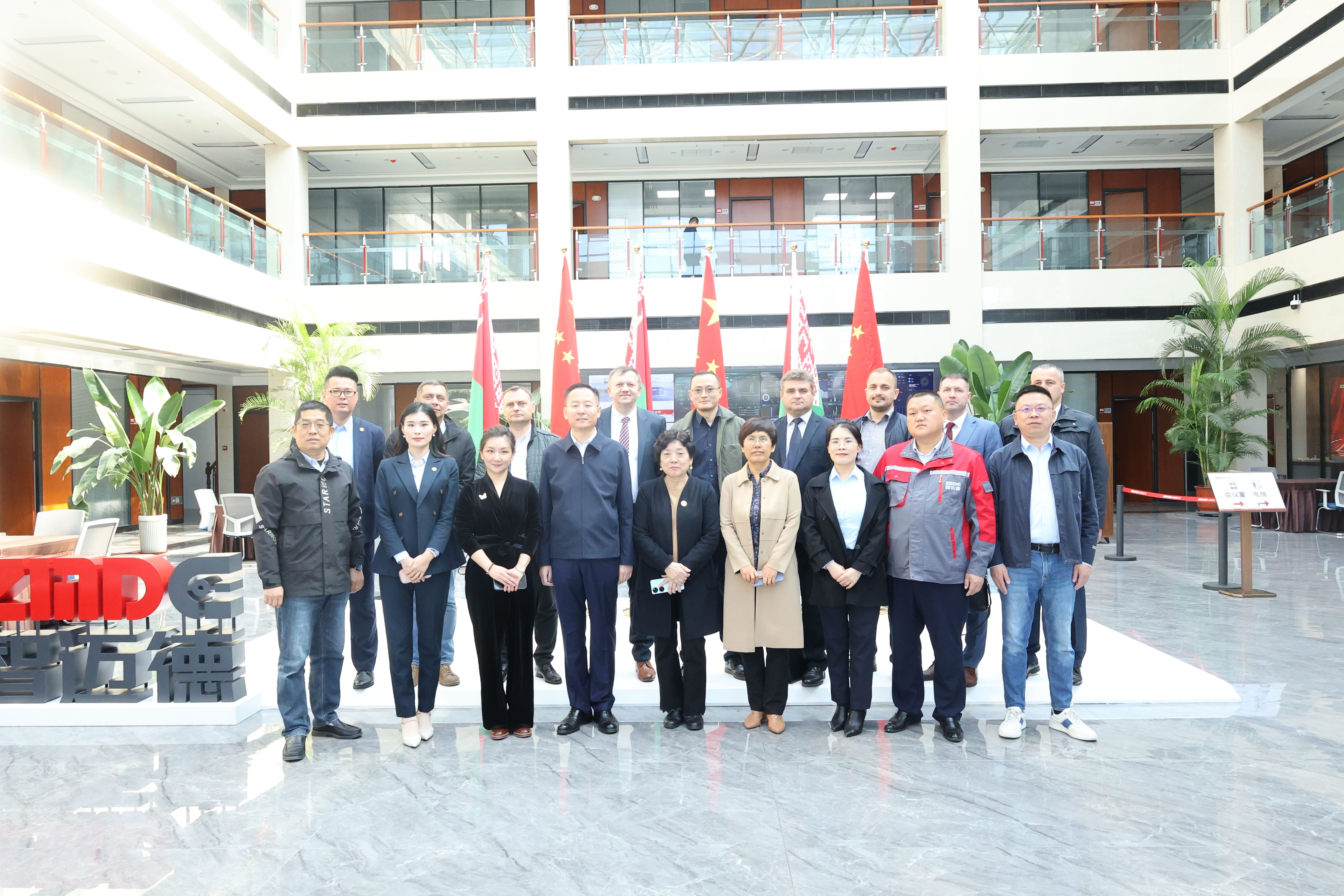 Una delegación bielorrusa visita la ZMDE para mantener conversaciones de colaboración Una delegación bielorrusa visita la ZMDE para mantener conversaciones de colaboración