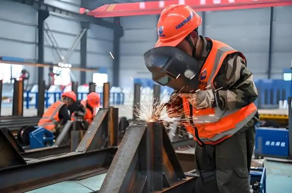 Сварка распространенных китайских конструкционных сталей: Q235 (GB/T 700) и Q345 (GB/T 1591) – Полное практическое руководство с международными эквивалентами (ASTM, EN, JIS)