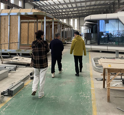 Domestic clients come to SUNINN factory to visit and order V5 capsule houses