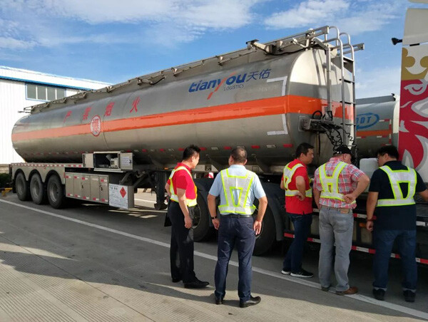 Visite d'un spécialiste du transport routier de produits chimiques dangereux à OKet