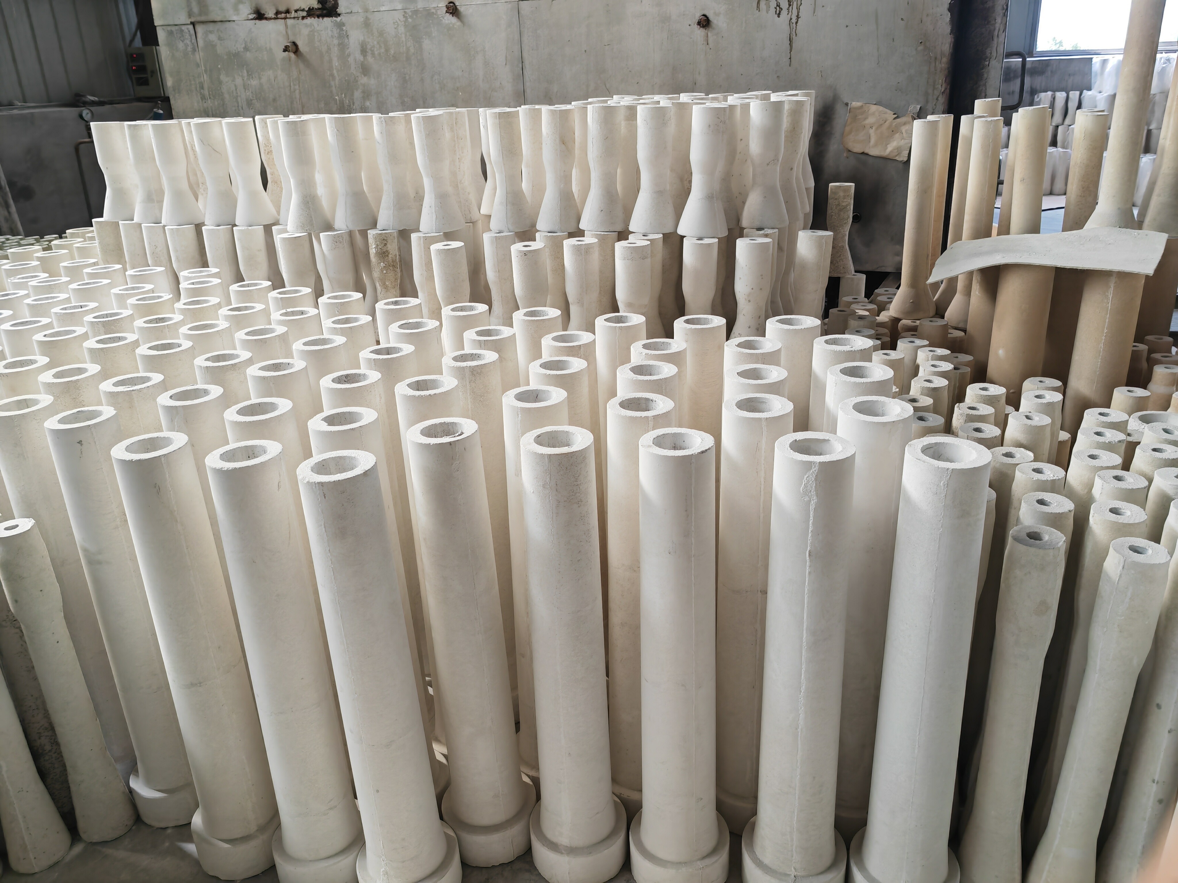 Refractory plugs for efficient control of slag and metal flow Refractory plugs for efficient control of slag and metal flow