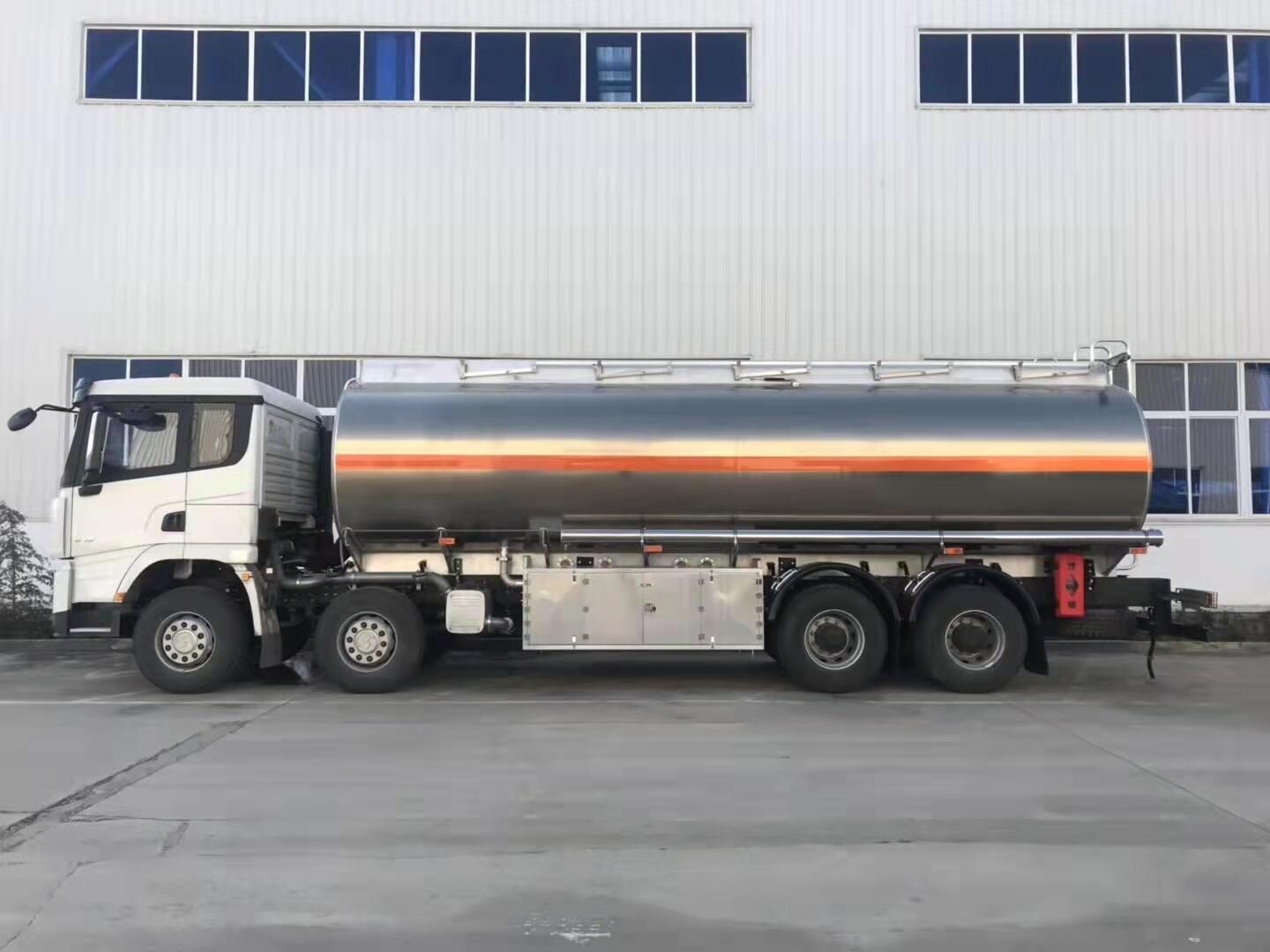 SHACMAN X3000 8×4 Oil Tanker