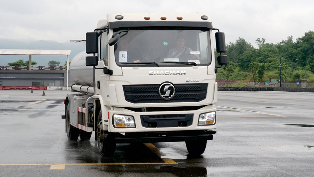 L3000 Oil Truck: Excellent fuel transportation solution