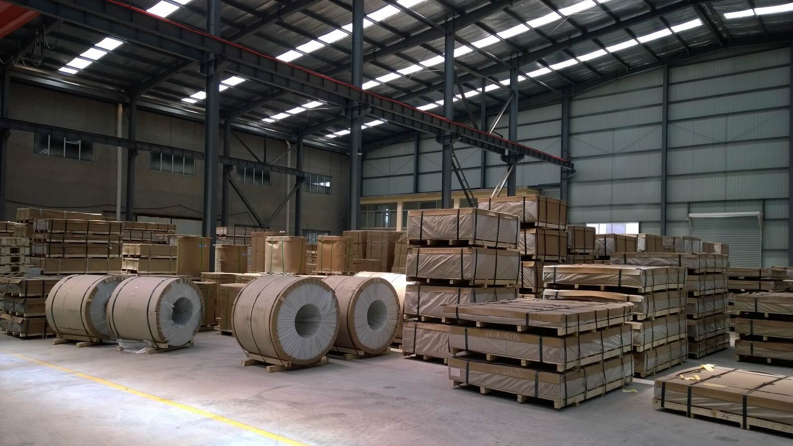 What are the properties of stainless steel plates?