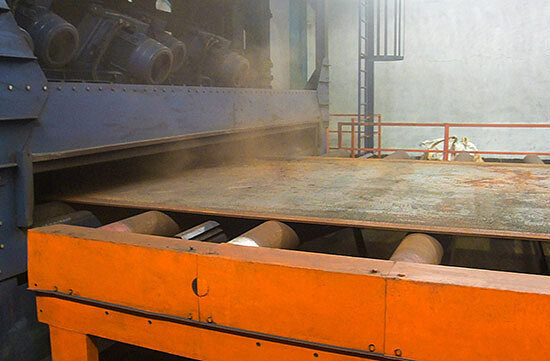 Use shot blasting to remove scale, rust and other impurities and create appropriate roughness to facilitate subsequent painting. Then use a vacuum cleaner or purified compressed air to clean the steel surface.