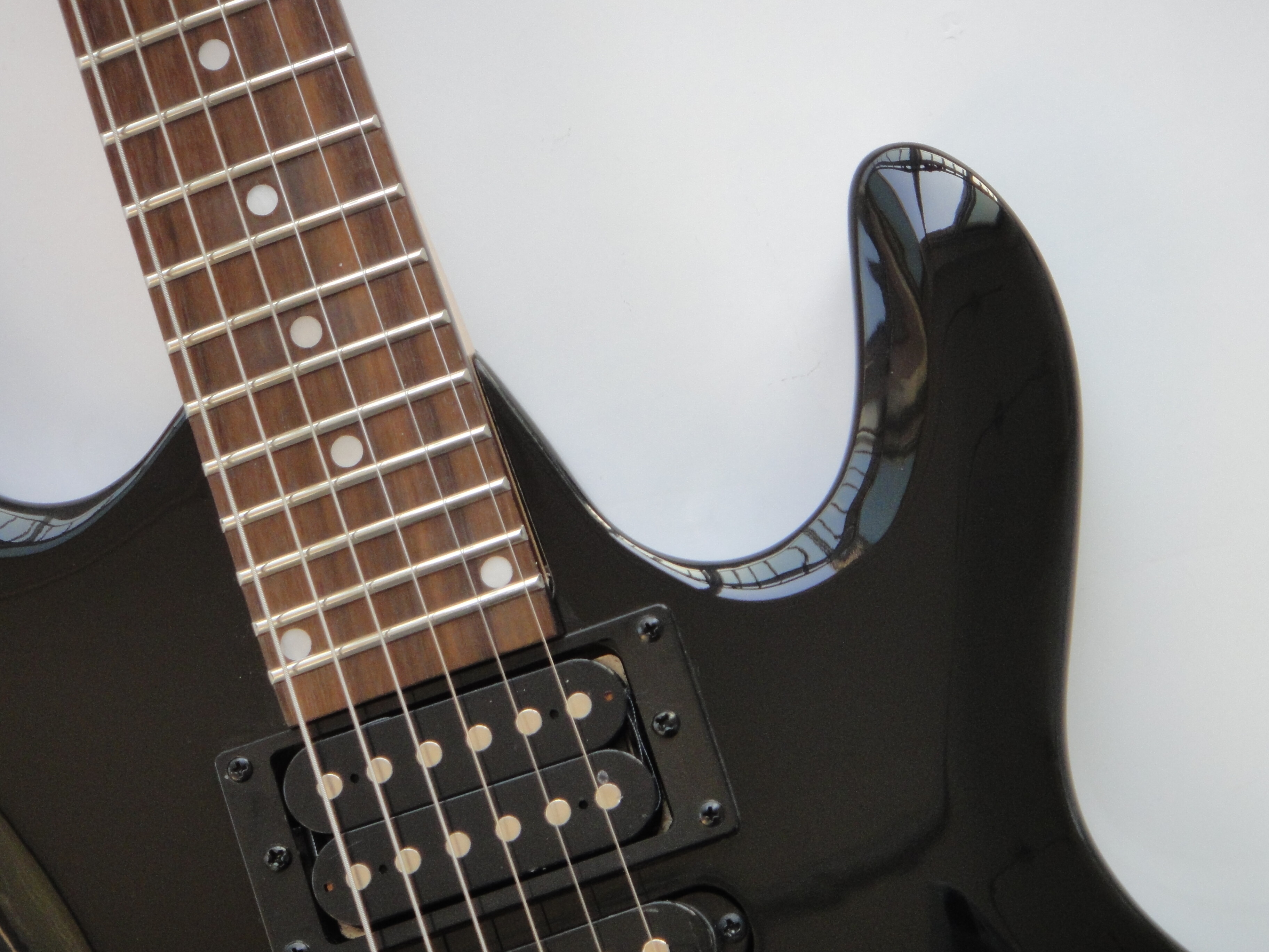 Afanti Customized Hsh Vintage Synchronized Tremolo 6 String Headless Electric Guitar