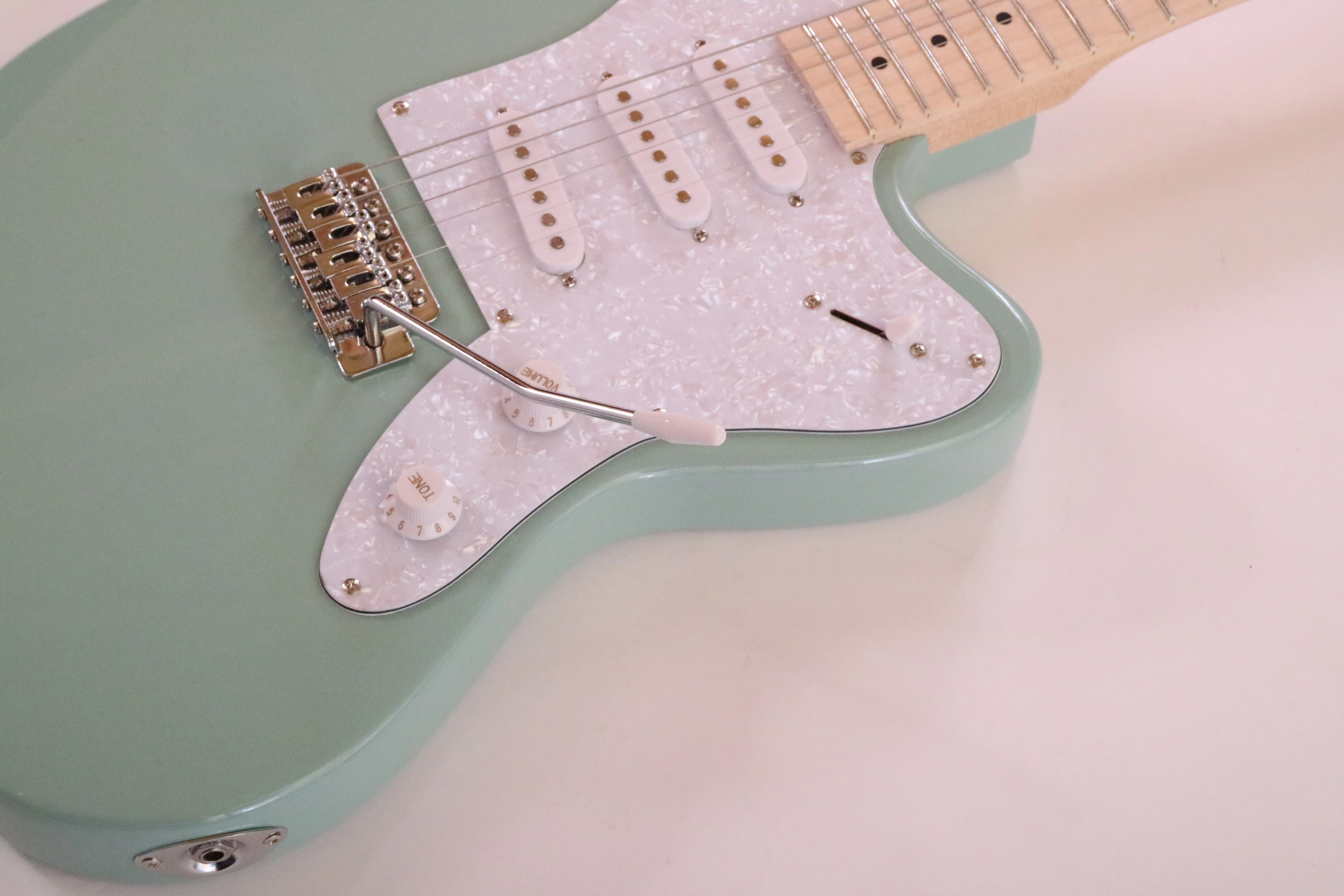 Afanti Customized SSS Pickup Tremolo Bridge Maple Fingerboard Green Electric Guitar