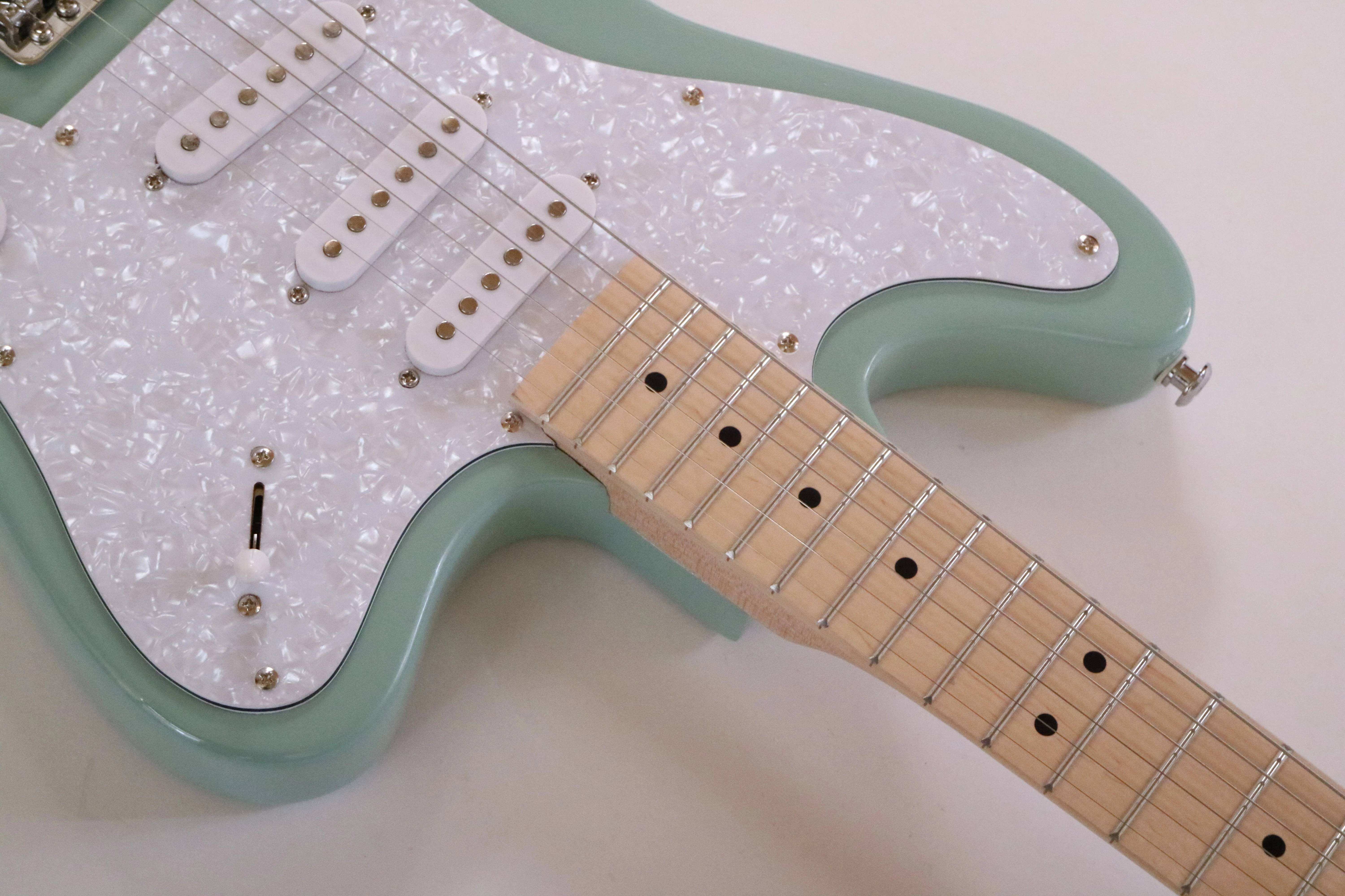 Afanti Customized SSS Pickup Tremolo Bridge Maple Fingerboard Green Electric Guitar