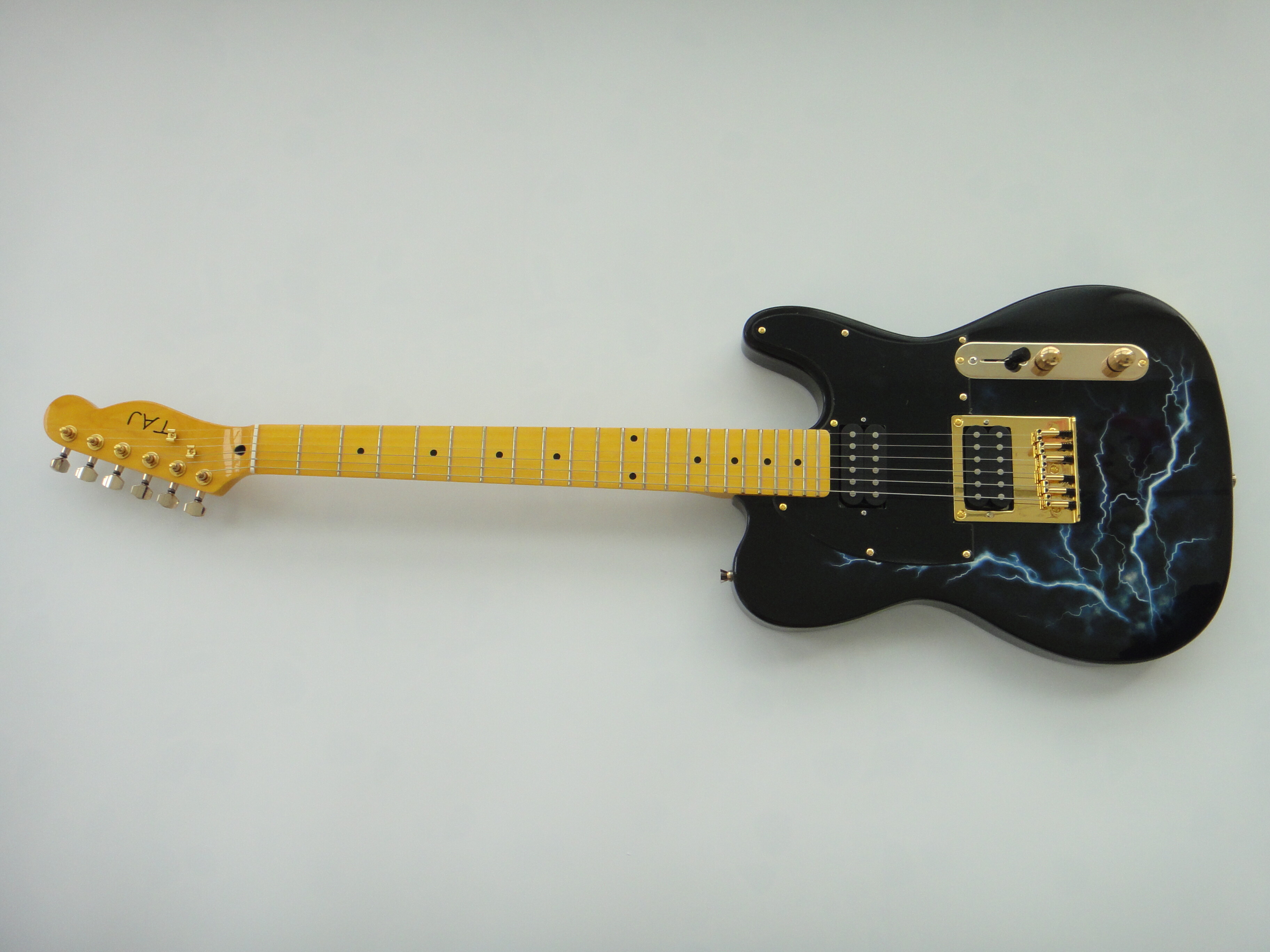 Afanti Customized Mahogany Body Maple Fingerboard Electric Guitar