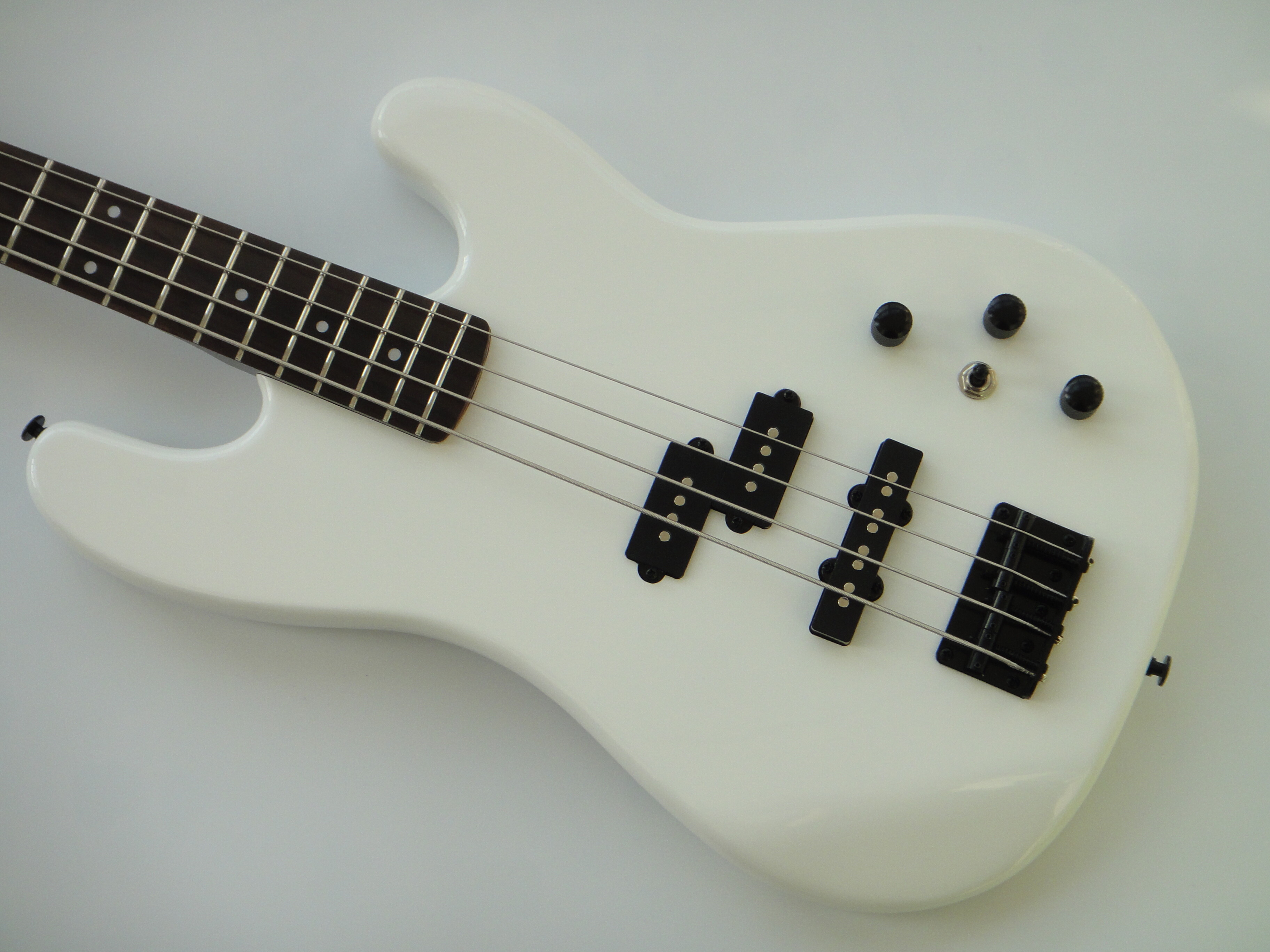 Afanti 4 Strings Bolt On Mahogany Neck Electric Bass Guitar