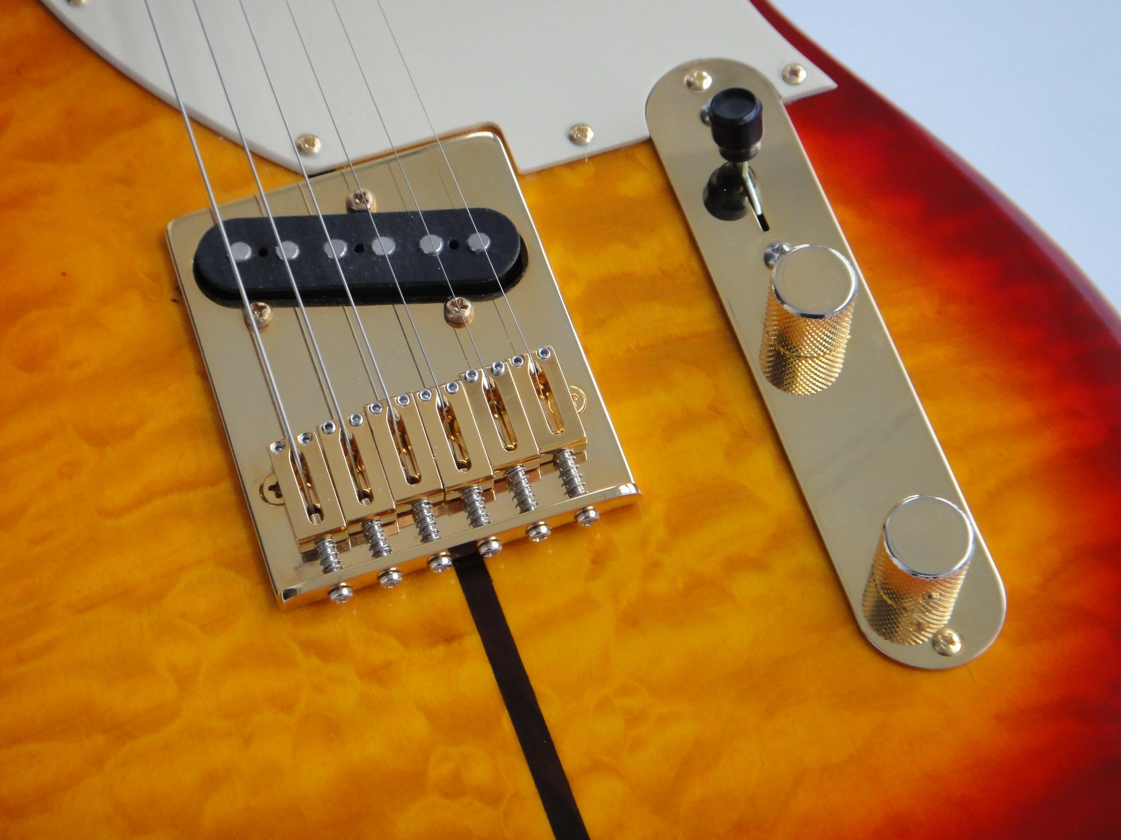 Afanti Customized Mahogany Body with Quilted Maple Veneer Acoustic Electric Guitar