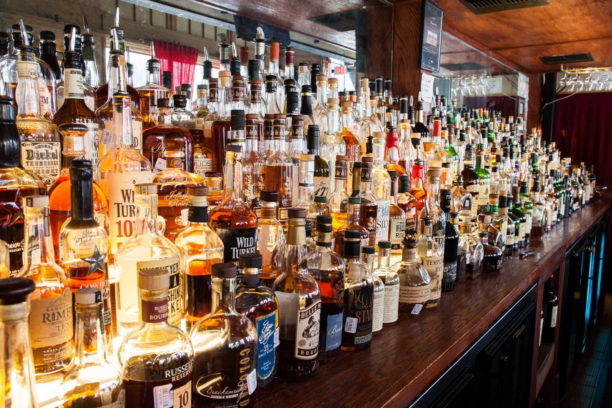 Glass wine bottle customization manufacturers tell us how to identify the glass bottle production process?