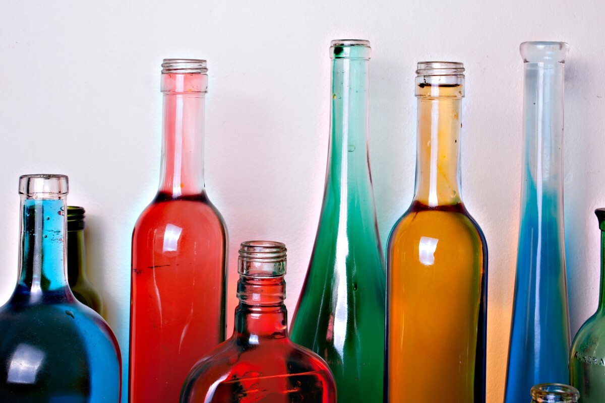 Glass wine bottle customization manufacturers tell us how to identify the glass bottle production process?