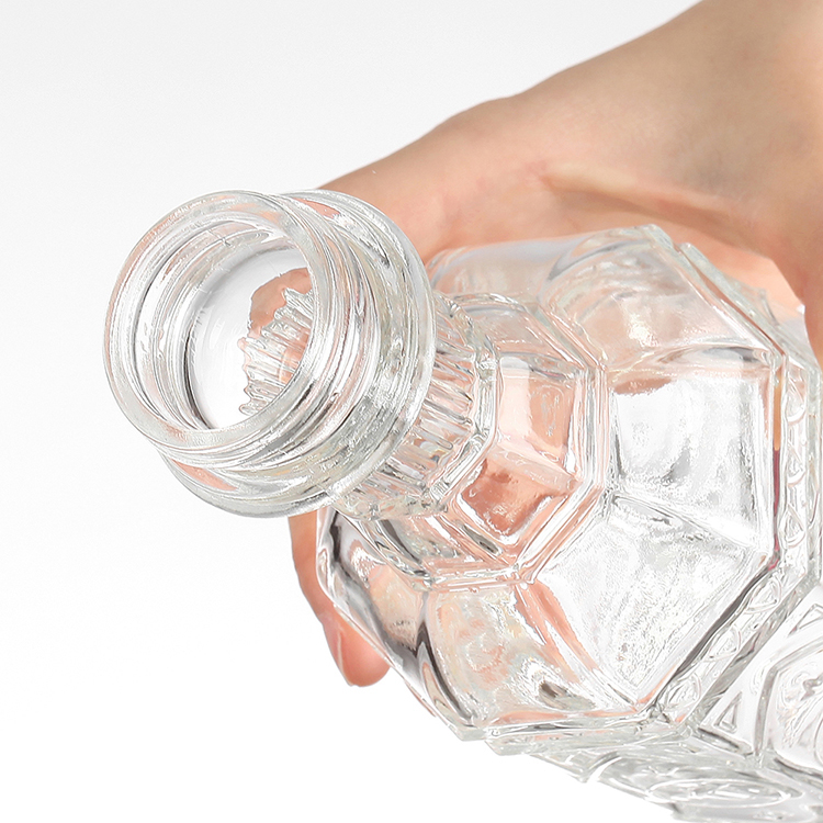 Small capacity mini bottle with fine pattern