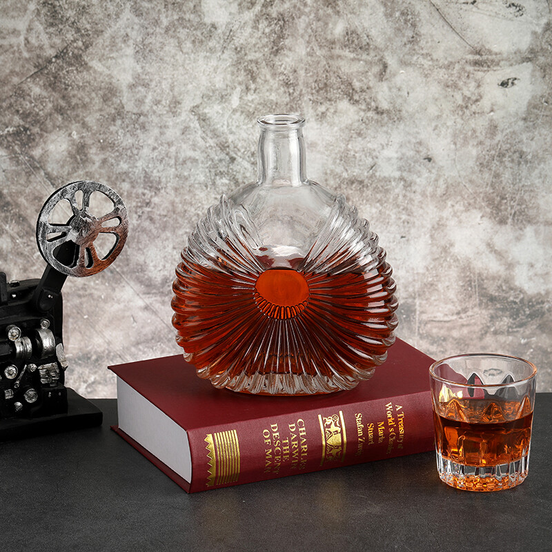 Classic shape brandy glass bottles with lid