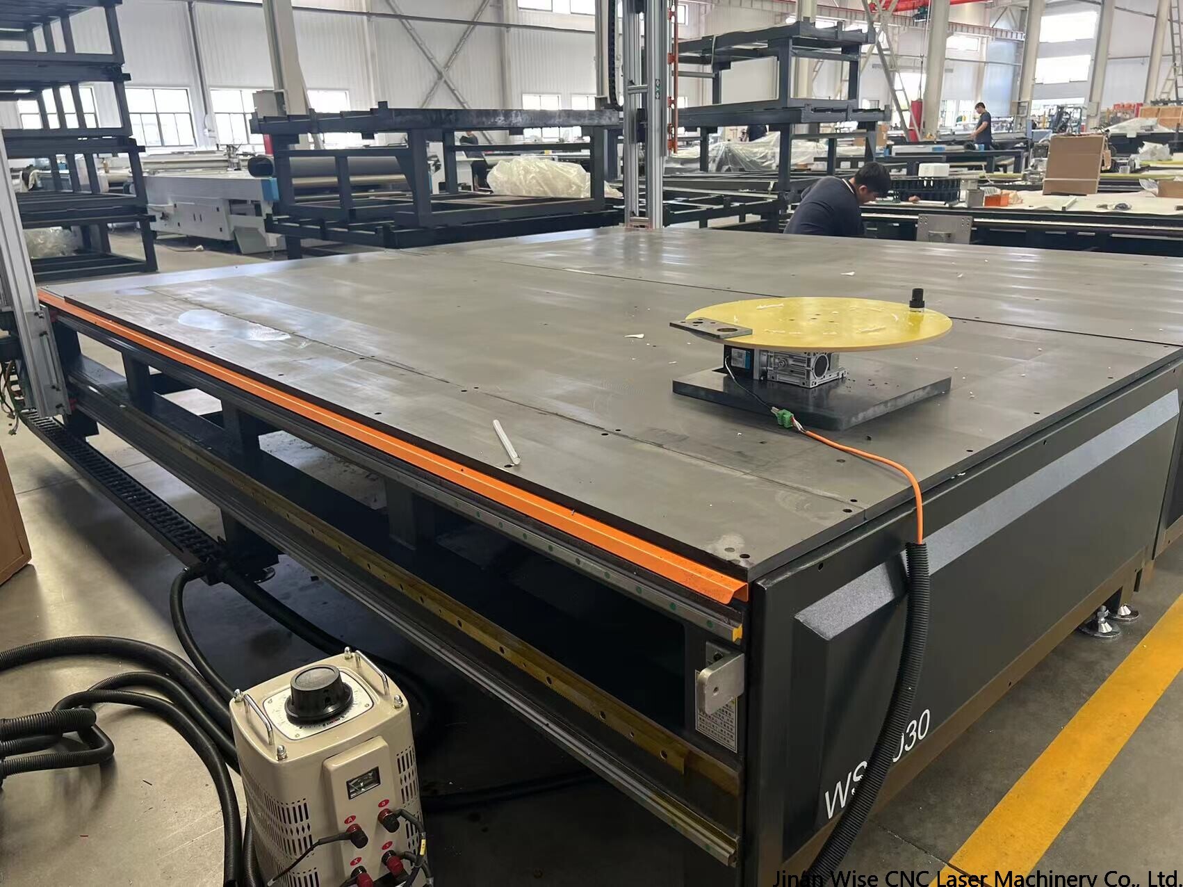 How does the hot wire foam cutting machine cut the spiral?