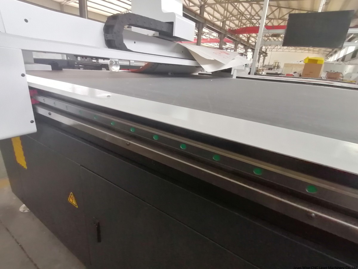 oscillating knife cutting machine.jpg oscillating knife cutting machine.jpg