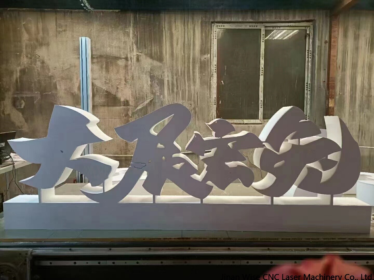 How does the hotwire foam cutting machine work?