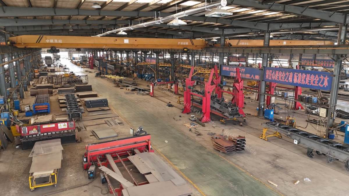 Self-dumping semi-trailer chassis box assembly production workshop.jpg Self-dumping semi-trailer chassis box assembly production workshop.jpg