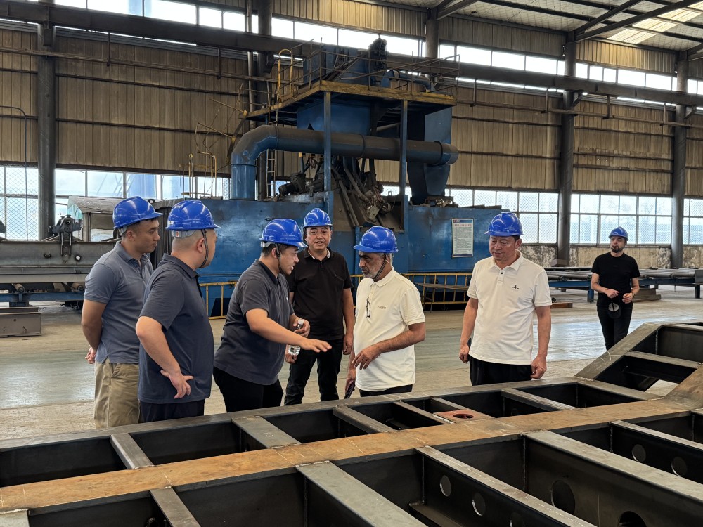 HUAYU Semi-trailer Manufacturing Factory welcomes Middle Eastern customers to visit