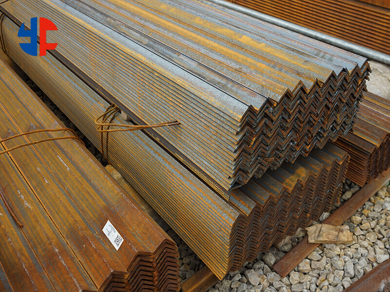  S275jr 碳钢 L 形 250x250