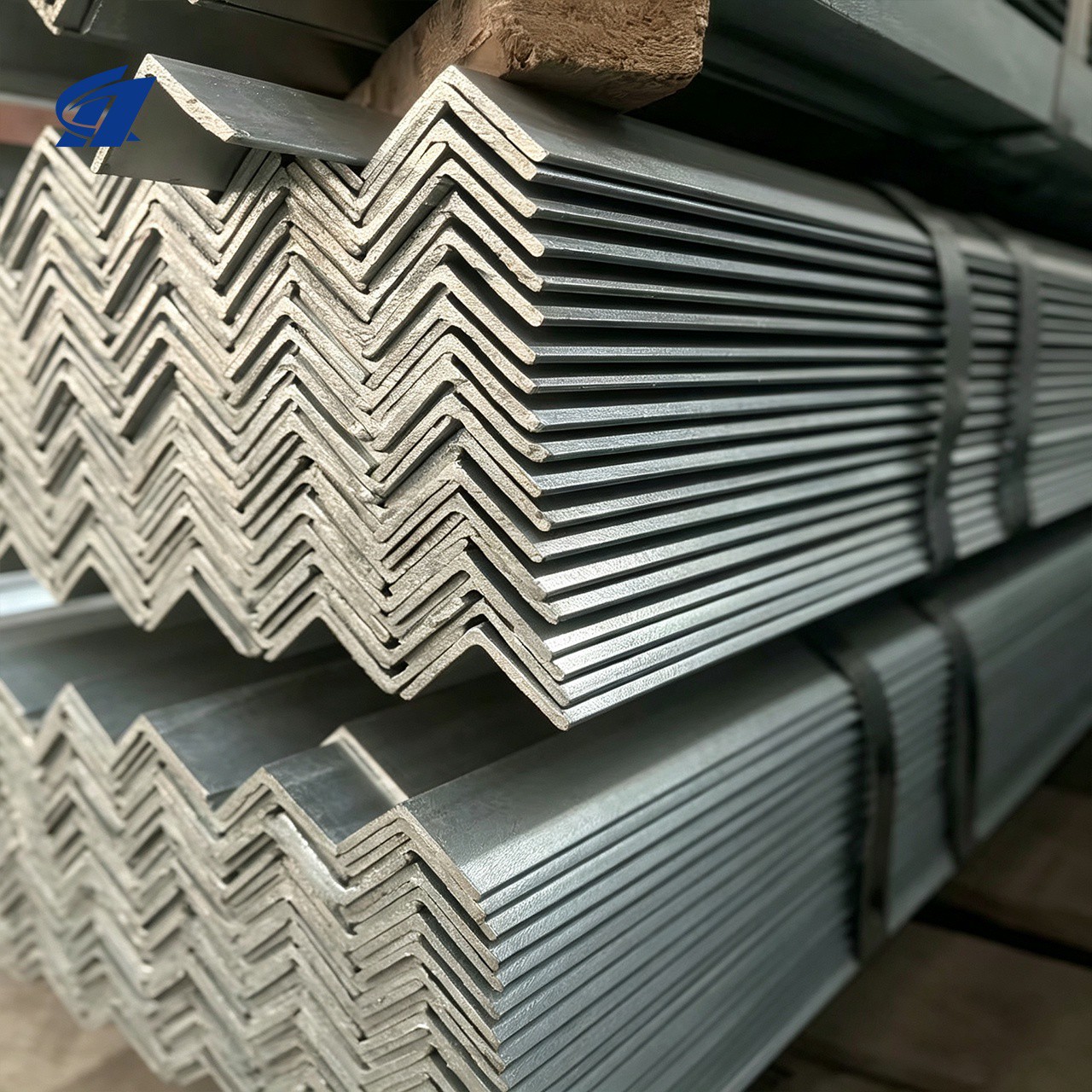 What are the differences and similarities between unequal‑leg angle steel and equal‑leg angle steel?