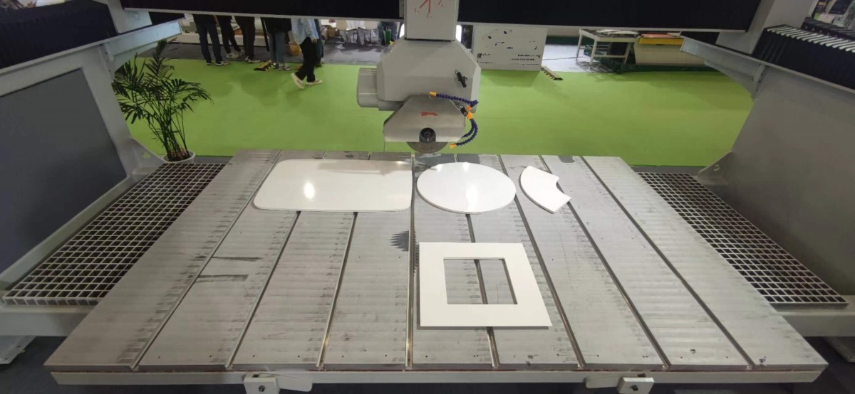 Arc cutting/Circle Cutting/Horse Belly Cutting by 4 Axis Bridge Saw GQ-3220H