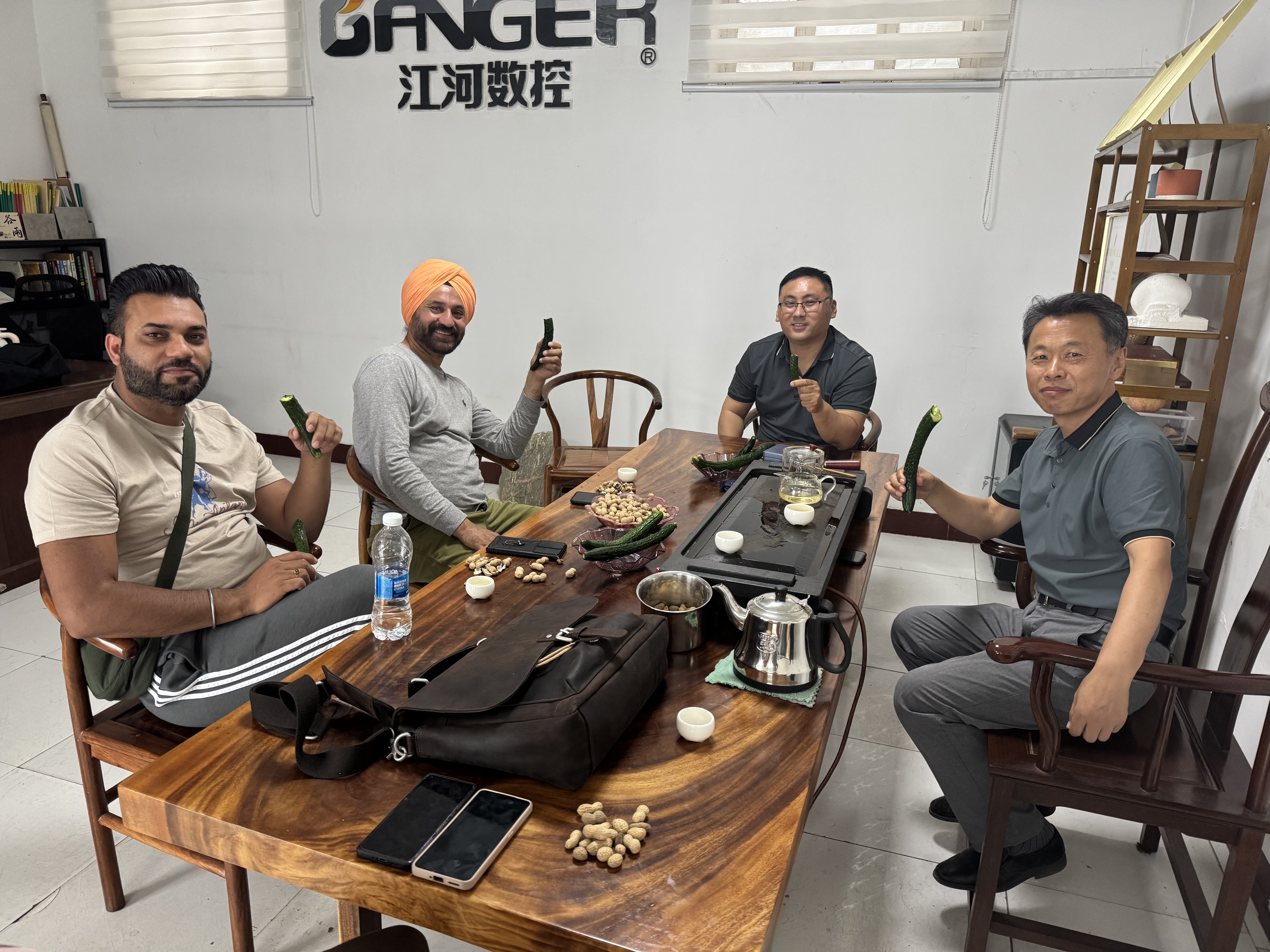 British customers visited our factory, praised the product quality and expressed strong intention to cooperate!