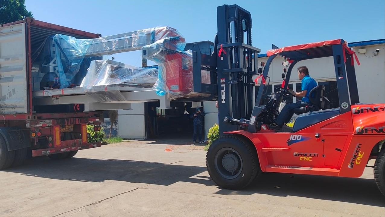HQ-3220B 4 Axis Stone Bridge Cutting Machine Containerized for Shipment to Romania HQ-3220B 4 Axis Stone Bridge Cutting Machine Containerized for Shipment to Romania