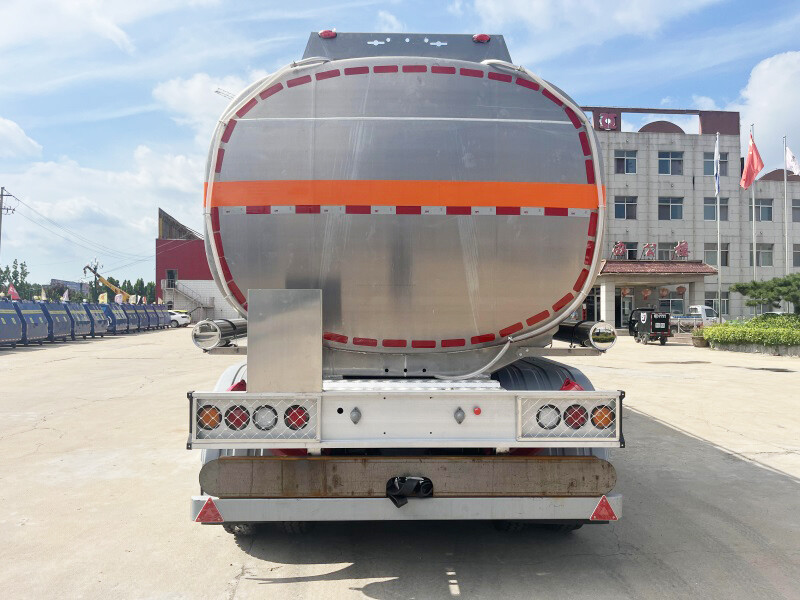 Fuel tanker trailer