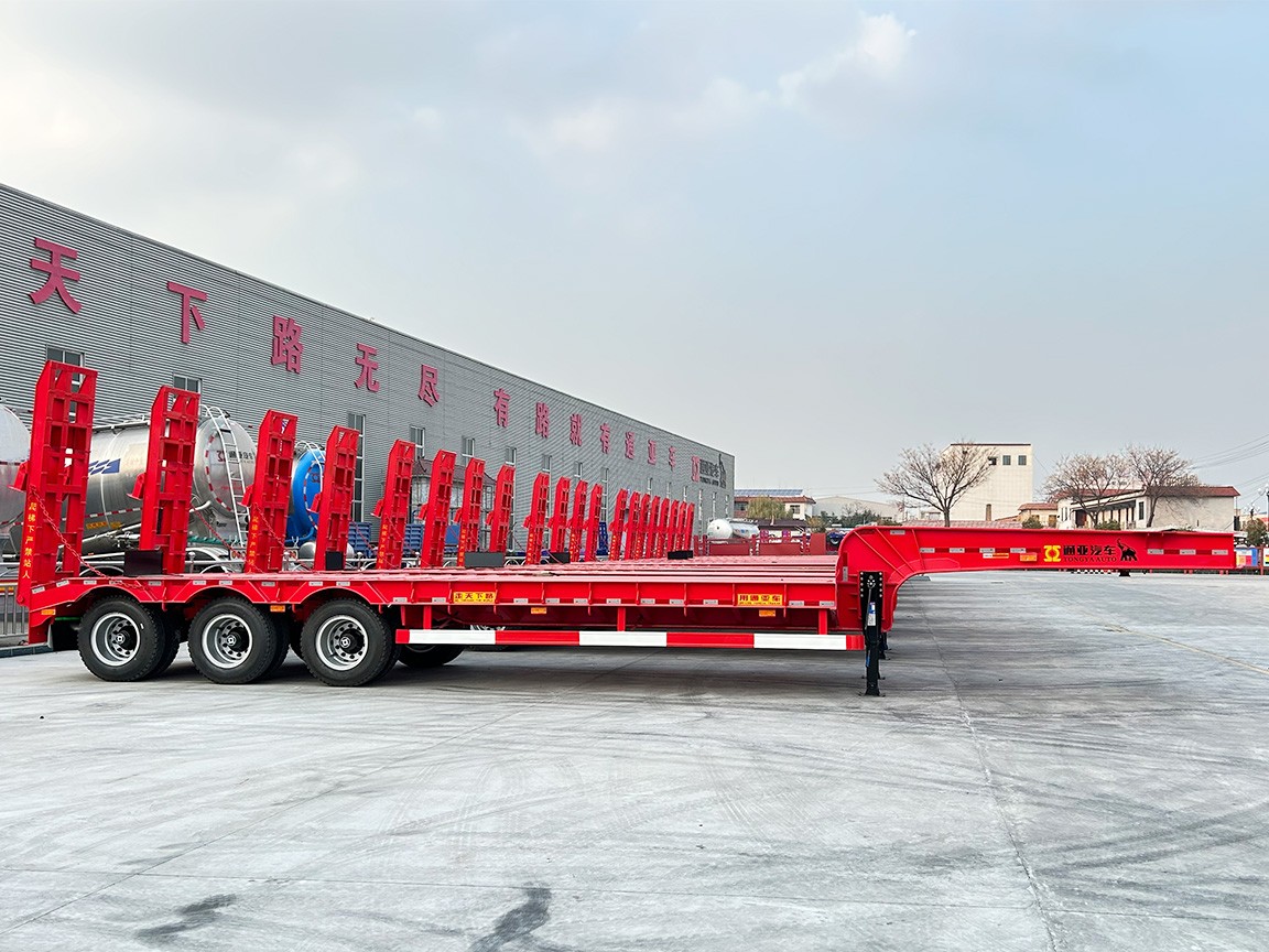 A large number of Low Bed Semi-trailers ready to be shipped to overseas2.png A large number of Low Bed Semi-trailers ready to be shipped to overseas2.png