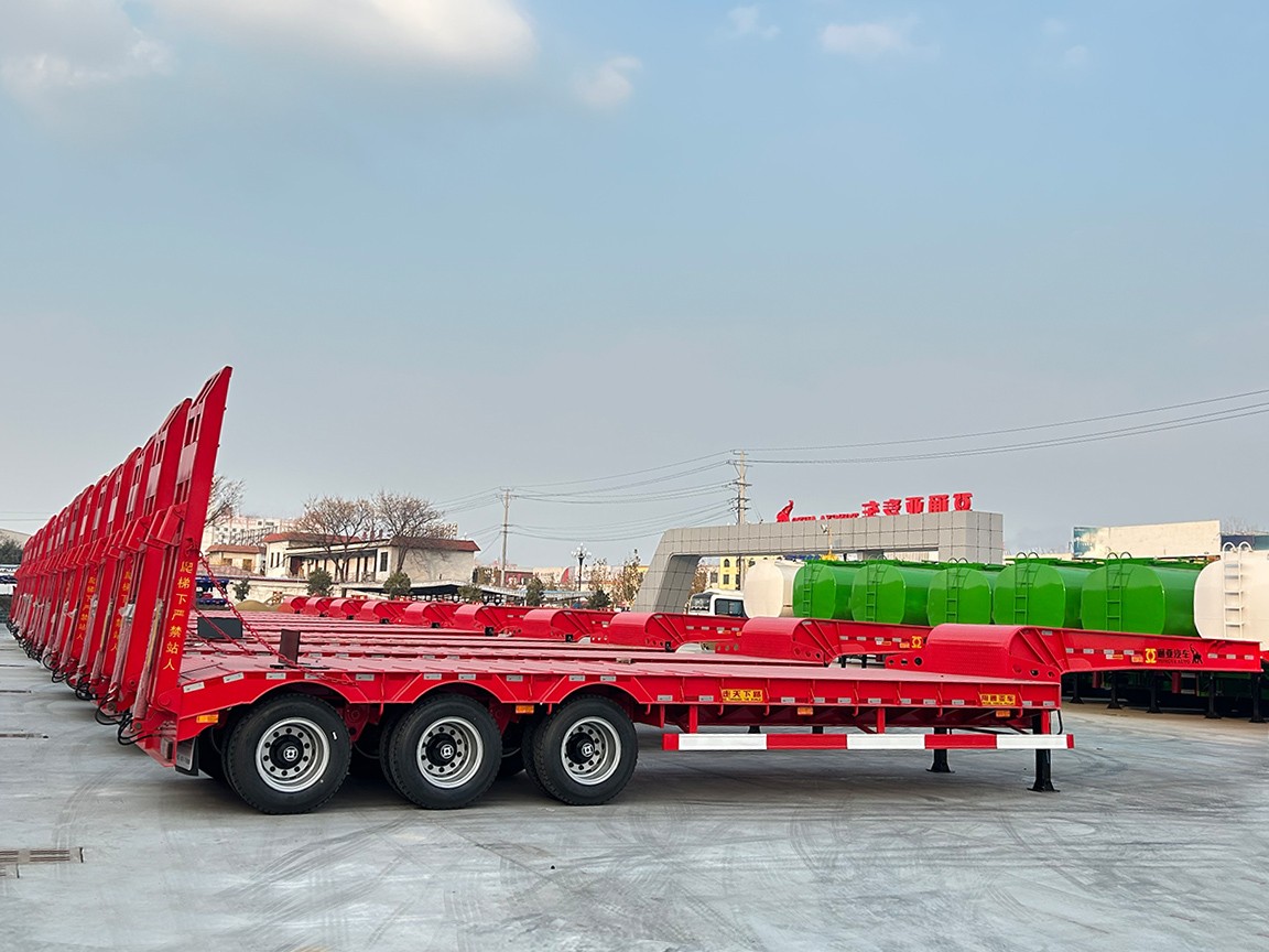 A large number of Low Bed Semi-trailers ready to be shipped to overseas4.png A large number of Low Bed Semi-trailers ready to be shipped to overseas4.png