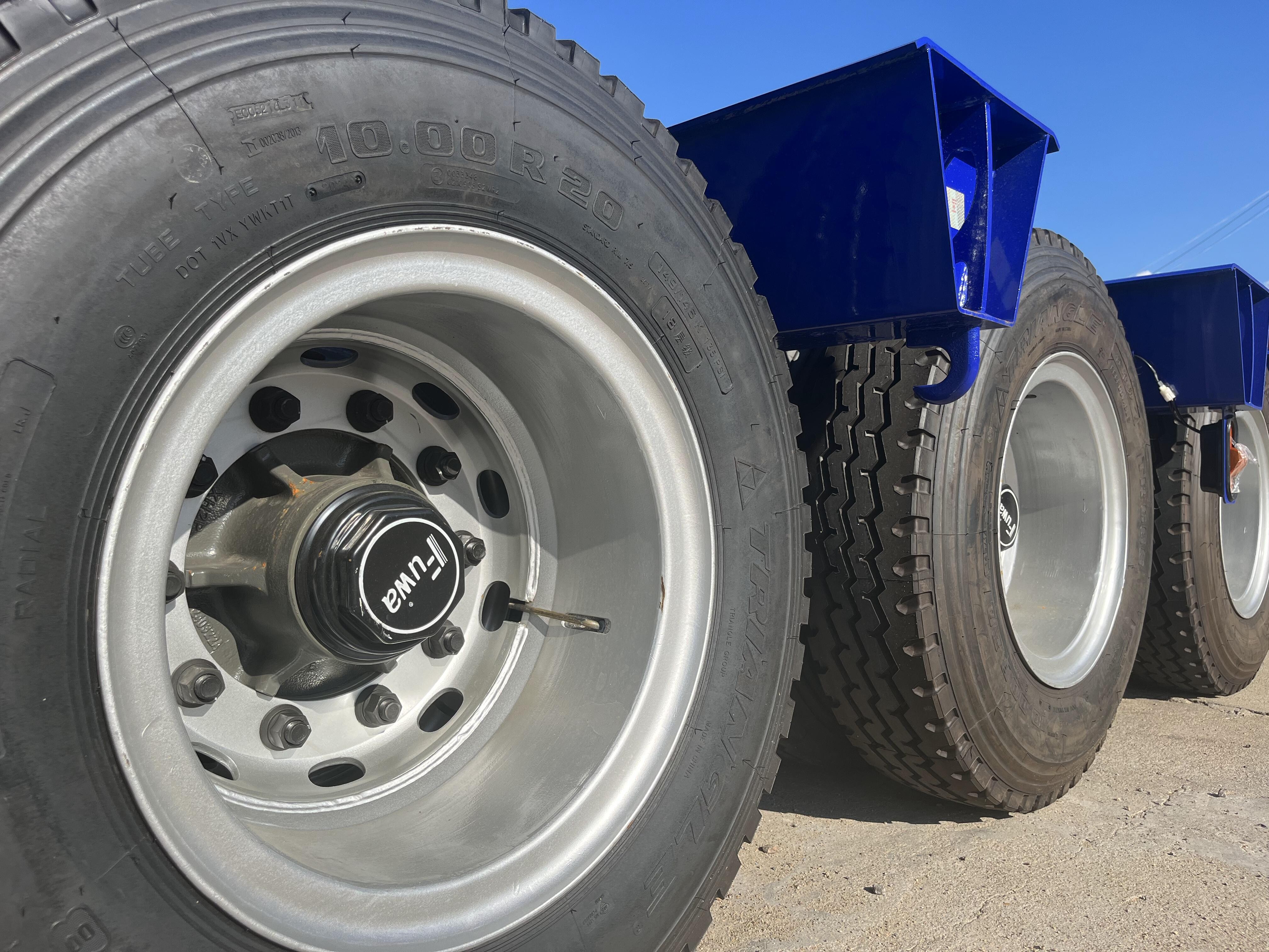 Low bed semi trailer with ladder