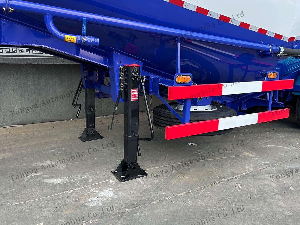 Tri Axle Dry Bulker Tanker Trailer