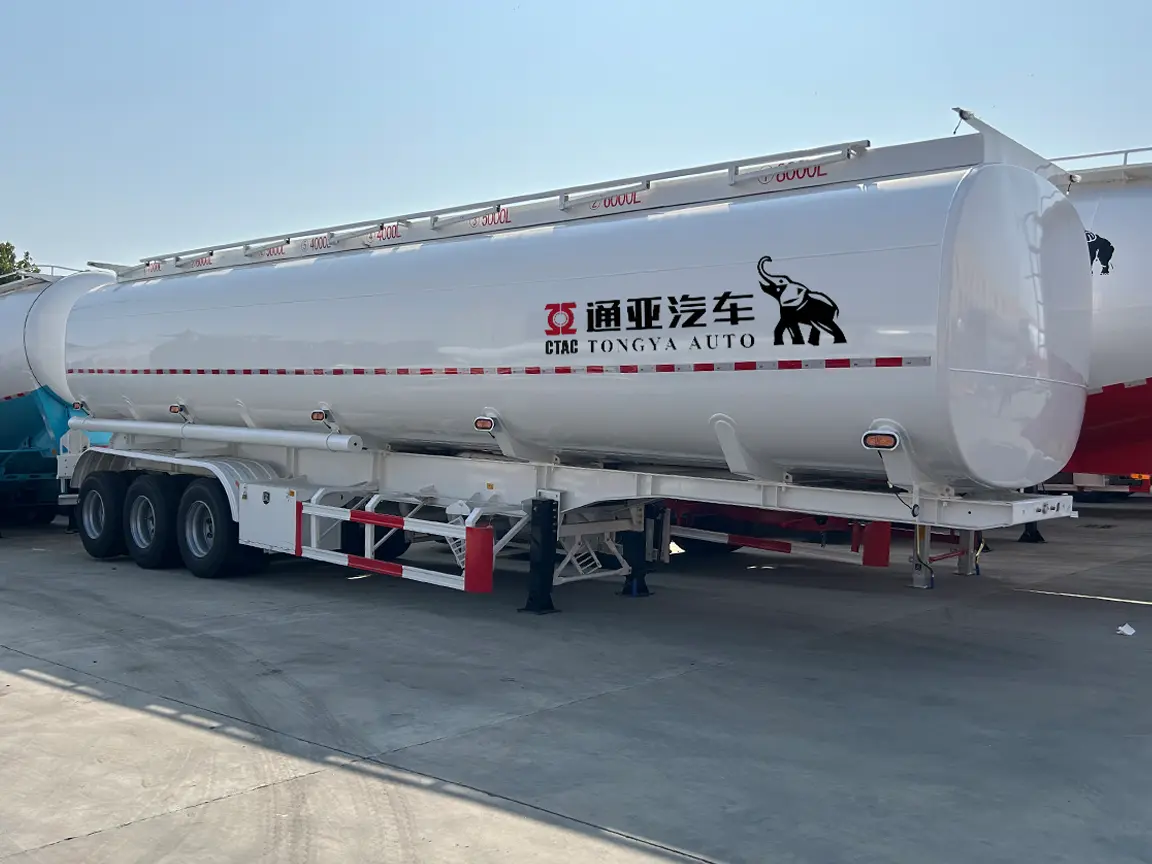 Semi-remorque citerne à carburant à poutres, 3 essieux et 8 compartiments, 45 000 litres