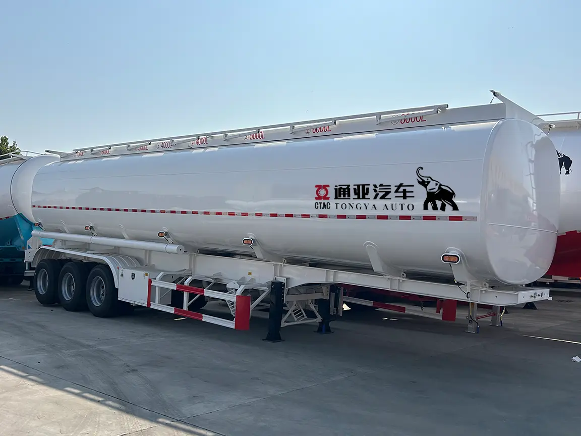Semi-remorque citerne à carburant à poutres, 3 essieux et 8 compartiments, 45 000 litres