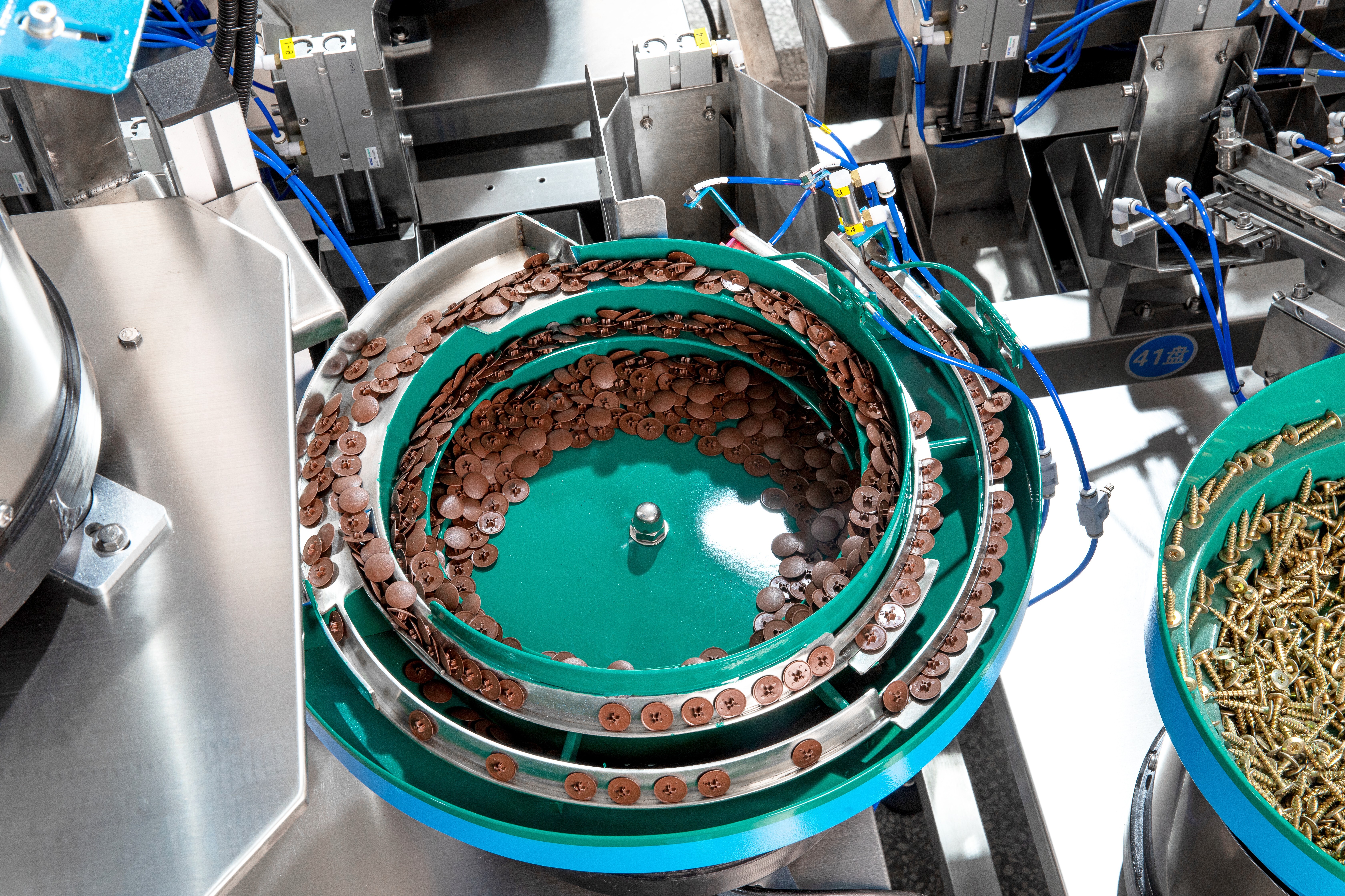 Multi-plate screw packaging machine