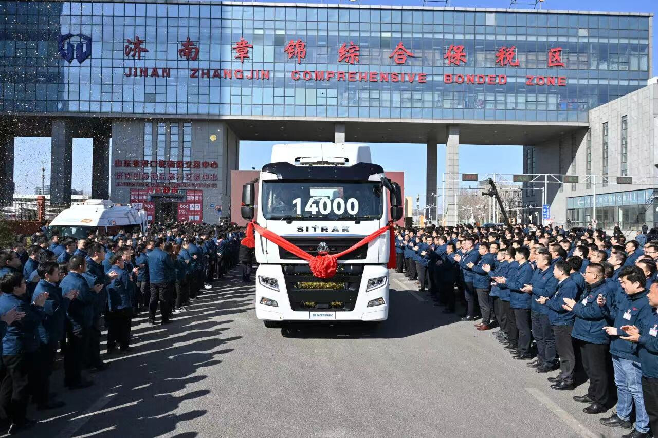 On the afternoon of Oct. 31, the ceremony for the celebration of “SINOTRUK’s breakthrough of exporting 10,000 trucks in a month in China” was held in Jinan, China. Mr. Tan Xuguang Chairman of SINOTRUK Group, as well as more than 300 overseas dealers and c