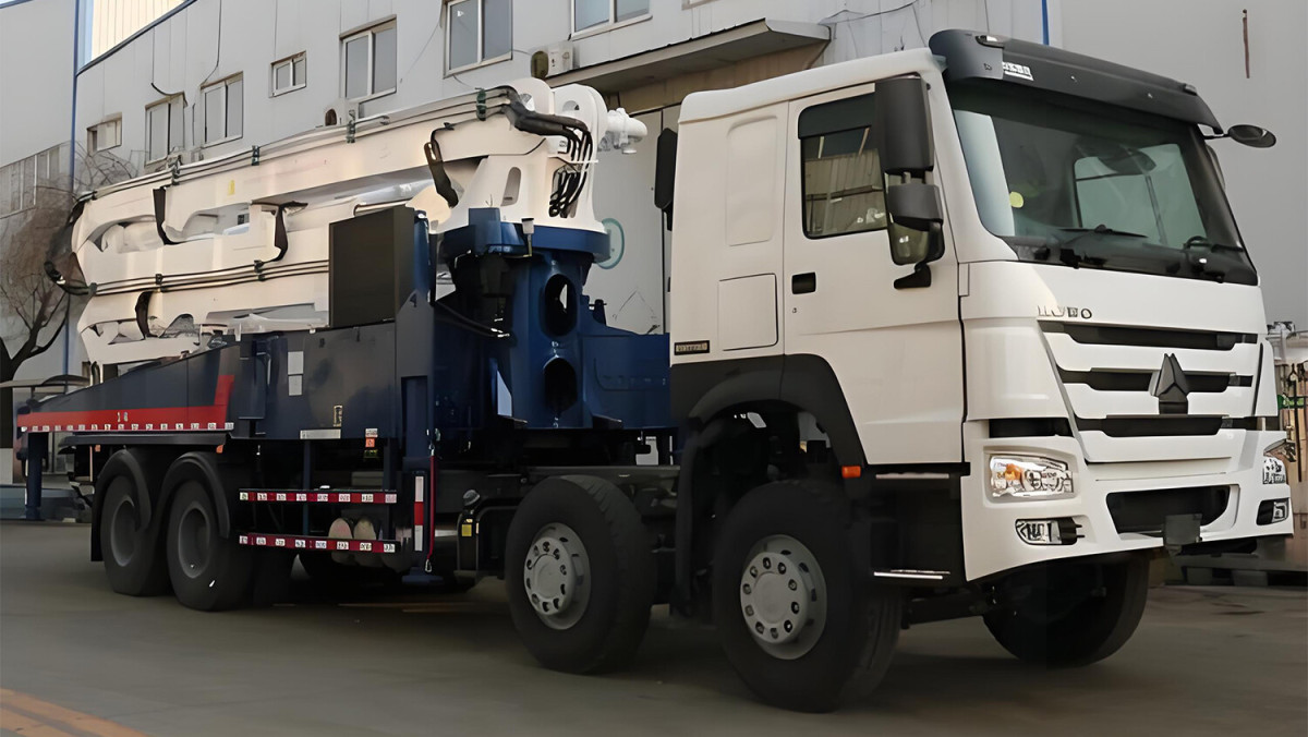 SINOTRUK HOWO 8X4 CONCRETE PUMP TRUCK1.jpg