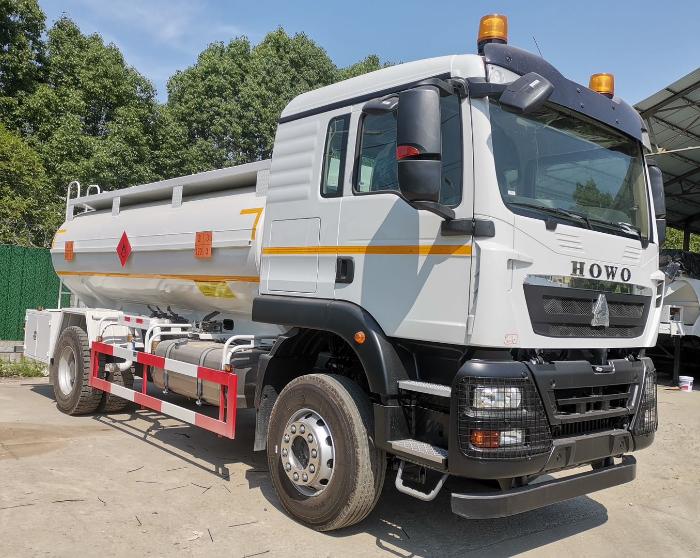 HOWO TX 6X4 FUEL TANK TRUCK
