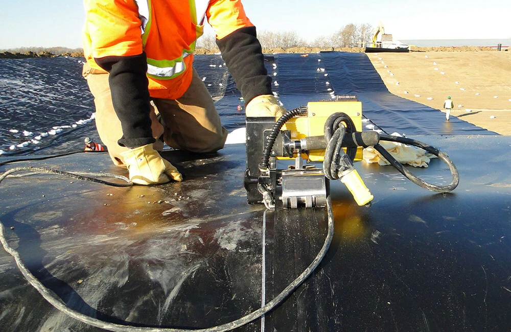 Geomembrane welding machine